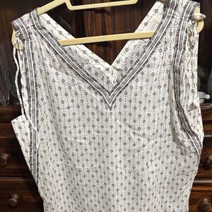 Ann Taylor LOFT V-Neck Sleeveless Blouse - Cream and Black